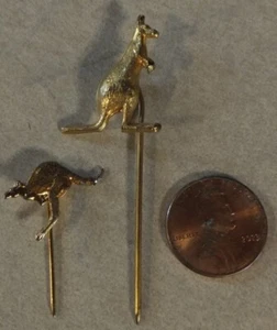 VINTAGE GOLDFARBENE KÄNGURU STICK PINS MENGE 2 GRÖSSEN 1 1/8" & 2 1/4" CA. - Bild 1 von 9