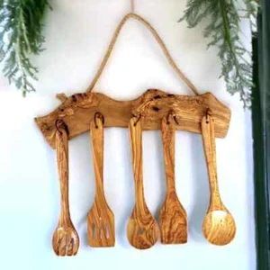 Estante de utensilios colgante rústico con herramientas de madera de olivo - Juego de cocina artesanal del Reino Unido - Imagen 1 de 8