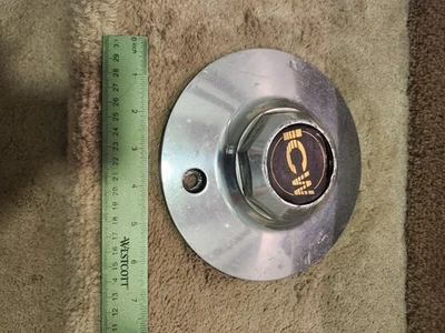 Центральный колпак гоночных колес ICW из полированного алюминия с золотыми буквами - Изображение 1 из 4