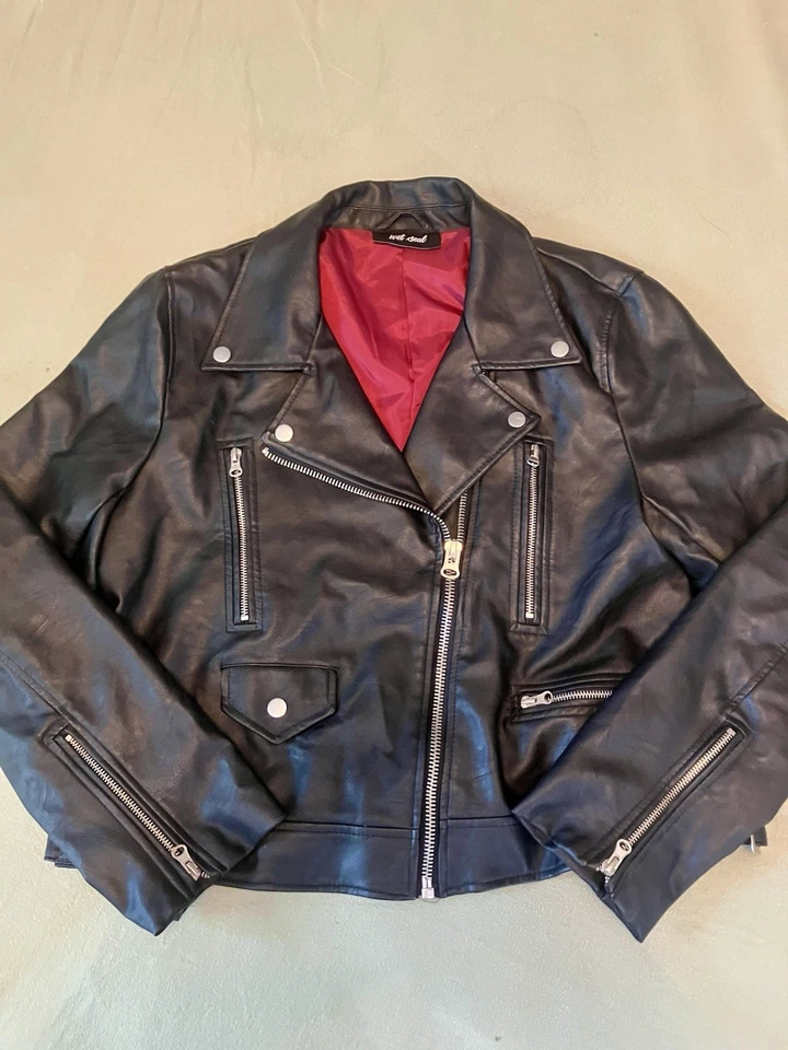 Chaqueta de motociclista mediana para mujer Wet Seal imitación cuero cremallera completa Rock N Roll negra Foto 1 de 4