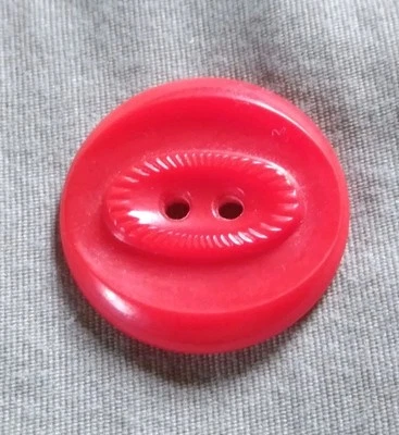 Vintage Ornate Red Plastic Button. - Image 1 of 4