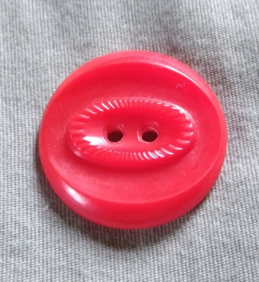 Vintage Ornate Red Plastic Button. - Image 1 of 4