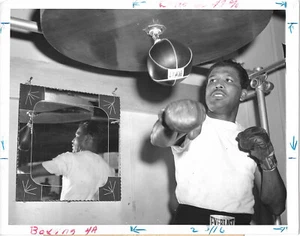 1957 Sugar Ray Robinson Vintage Original Boxing Fight Wire Photograph - Picture 1 of 2