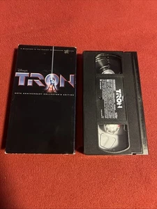 Tron, 1982 (VHS, 2002) Sci-Fi, Jeff Bridges, Bruce Boxleitner, David Warner - Foto 1 di 9
