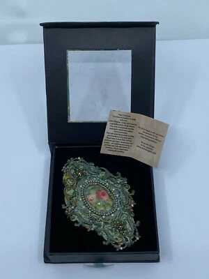 Michal Negrin - Broche de cristal y encaje Foto 1 de 4