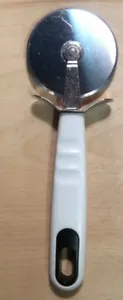 Cortador de rueda de pizza con mango de plástico blanco hoja de 2,25" KitchenGnu - Imagen 1 de 12