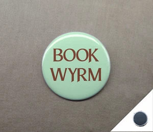 Libro Wyrm 1.25” Lector Imán Lectura Dragón Tesoro Libros Tesoro Juego de palabras - Imagen 1 de 4