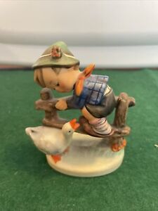 Figurine Vintage Goebel Hummel 195 2/0 Barnyard Hero, Boy on Fence & Goose (45)