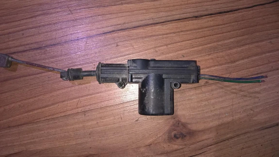 Volkswagen Golf 1995 motor cierre centralizado 932037992, 93203799.2 #86452-85 Foto 1 de 1