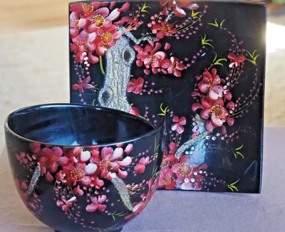 Черная лакированная посуда суповая чаша и тарелка с черными и розовыми цветами - Изображение 1 из 4