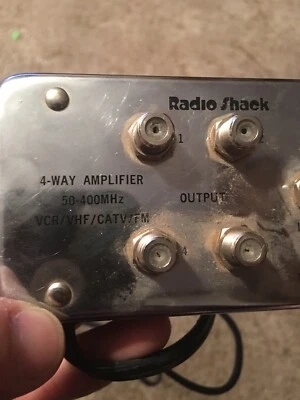 Radioshack FM 4-WAY Distribution Amplifier 50-400MHz 15-1119 VCR/VHF/CATV/FM - Image 1 of 4