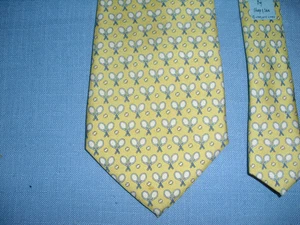 Cravatta uomo Vineyard Vines classica seta USA gialla con racchette da tennis e palline - Foto 1 di 5