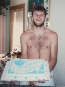 Hombre Sonriente Pecho Peludo Sosteniendo Pastel Felicidades Clase de 89 Fotografía en Color - Imagen 1 de 8