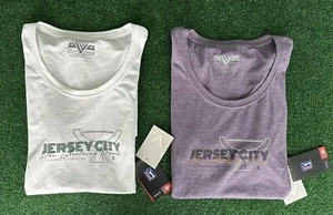Camiseta para mujer LEVELWEAR PGA LIBERTY NATIONAL 2021 Jersey City púrpura o blanca - Imagen 1 de 9