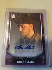 2018 Topps Doctor Who Signature Series AUTO - Lee Ross as Boatswain b - Picture 1 of 2