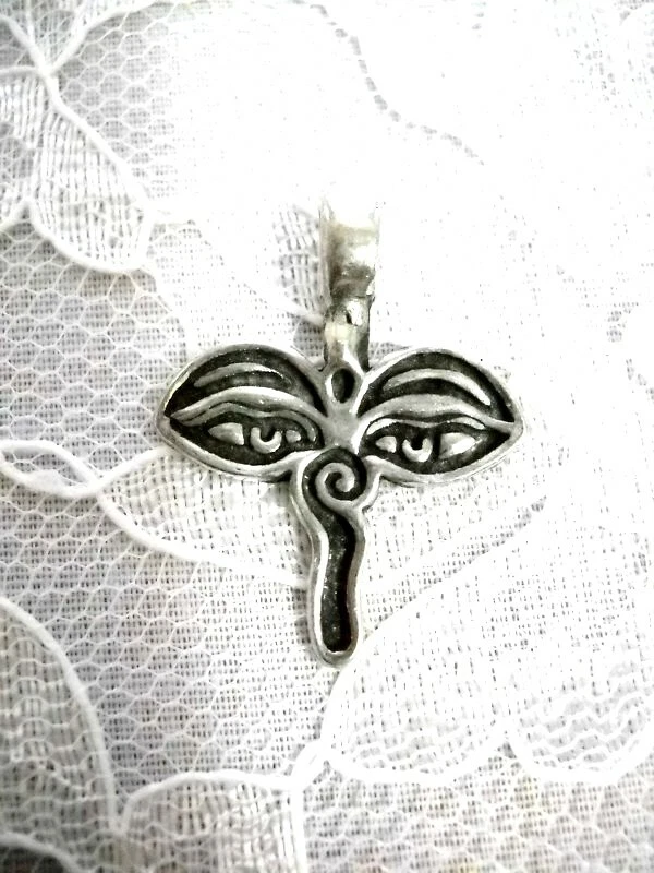 COLLAR COLGANTE DE PELTRE JEROGLÍFICO NEPAL CARA OJOS VIGILANTES BUDA CORDÓN ADJ Foto 1 de 1