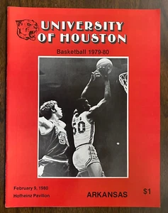 HOUSTON COUGARS V ARKANSAS RAZORBACKS 2/9/1980 BASKETBALL~~PROGRAM-HOFHEINZ - Picture 1 of 2