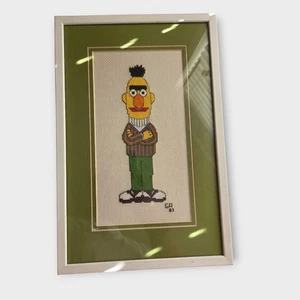 Vintage 1983 Bert Sesamstraße gerahmte Kreuzstichkunst grün matt - Bild 1 von 4