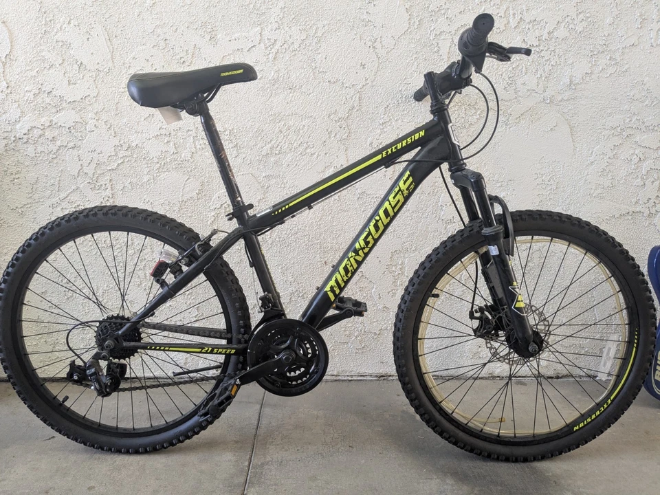 Bicicleta de montaña de excursión Mongoose R0708WM 24 pulgadas - negra Foto 1 de 4