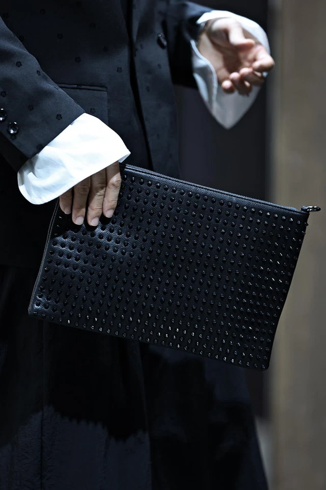 Bolso bandolera negro con tachuelas Foto 1 de 4