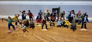 Lot Set 21 gemischte Safari Markenlos bemalte 1-2" Piraten Figuren + Zubehör - Bild 1 von 9
