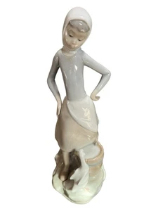RETIRED LLADRO GIRL WITH MILK PAIL #4682 EXCELLENT CONDITION - Picture 1 of 5