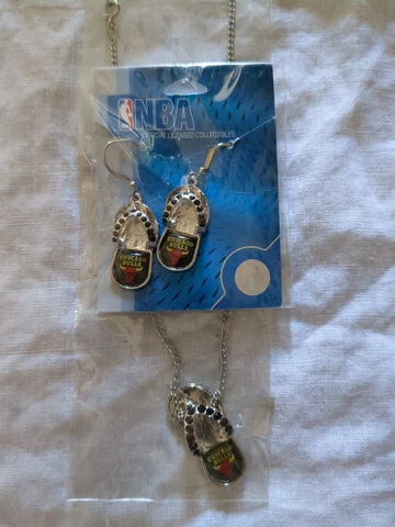 Chicago Bulls Flip Flops Earrings and Necklace Set Cover