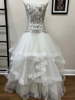 Vestido de novia sin tirantes con corsé de cuentas y falda de tul en capas/S Foto 1 de 4