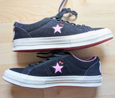 Zapatillas bajas de gamuza negras rosa Hello Kitty Converse One Star EE. UU. W9 Sanrio Foto 1 de 4
