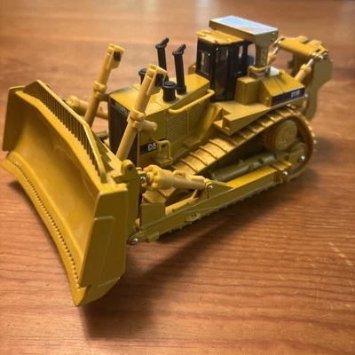 1/50 NORSCOT CATERPILLER D11R TRACTOR HEAVY METAL DIECAST FULLY ARTICULATED - Image 1 of 4
