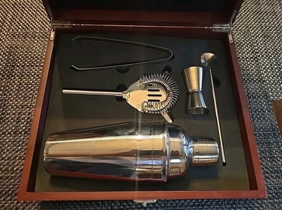 Juego de coctelera en caja roja con cita de Eddie V "el hombre no puede vivir con música.NUEVO Foto 1 de 4