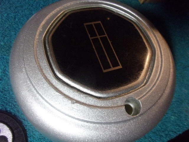 QTY: x1 Metallic Silver Lincoln Wheel Center Cap Aftermarket-bolt hole. #KM-43 - Image 1 of 4