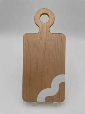 Tablero de queso de arce hecho a mano con incrustación de resina Foto 1 de 3