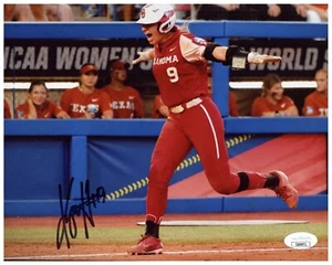 KINNIE HANSEN SIGNIERT 8X10 FOTO OKLAHOMA SOONERS SOFTBALL 4X WCWS CHAMP JSA COA2 - Bild 1 von 1