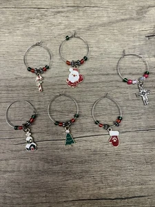 6 marcadores de etiqueta de bebida navideña con dije de copa de vino - Imagen 1 de 7