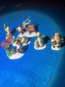 Departamento 56 Heritage Village Santa’s Little Helpers, Sr. y Sra. Claus recortando el norte - Imagen 1 de 9