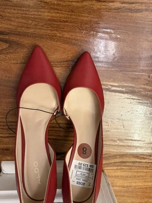 Zapatos de vestir para mujer Aldo talla 8. El color es cuero borgoña. Foto 1 de 4