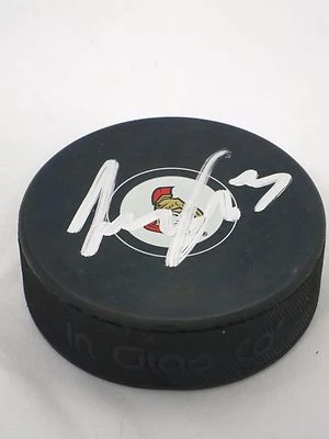 Disco com logotipo autografado assinado pela NHL Scott Gomez Ottawa Senators com certificado de autenticidade LOM  - Imagem 1 de 2