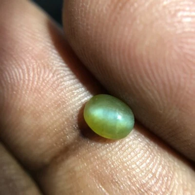 0.95 CT Natural Green Chrysoberyl Cat’s Eye Oval Cab Unheated Ceylon Gemstone - Image 1 of 4