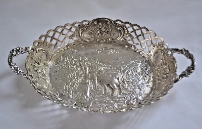 Antiguo plato alemán Hanau 800 plata repujado con asas y vacas Foto 1 de 4