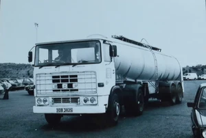 B/W PHOTO: CO-OP ERF B SERIES ARTIC MILK TANKER - XDB 382S - Picture 1 of 1