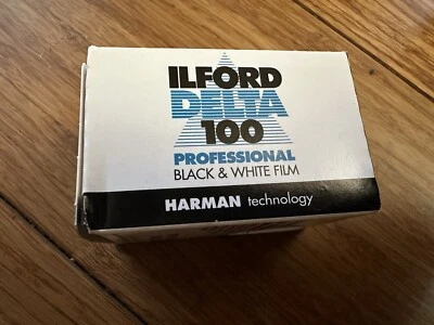 Película Ilford Delta 100 36 Exposure Pro blanco y negro 35 mm caducidad: 03/2025 Foto 1 de 3