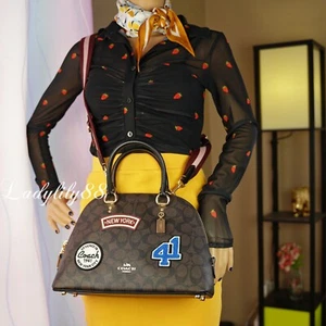 Bolso Katy Coach CE594 NUEVO CON ETIQUETAS en lona exclusiva con parches de esquí cuero $425 - Imagen 1 de 13