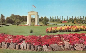Postcard WA Blaine Peace Arch Memorial - Peace Portal USA and Canadian Border - Picture 1 of 2