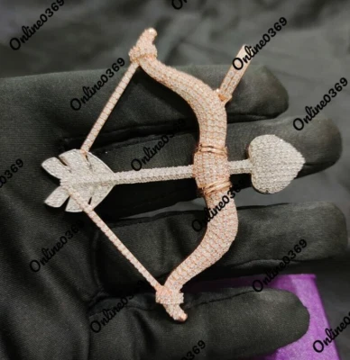 Colgante con dije de flecha único para hombre en plata enchapada en dos tonos de diamante cultivado en laboratorio VS Foto 1 de 4