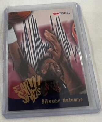 Dikembe Mutombo 1995-96 NBA Hoops  Earth Shakers Basketball card #359  Nuggets - Image 1 of 2