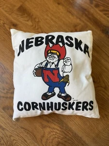 Vintage NCAA NEBRASKA CORNHUSKERS 12" x 12" dekoratives Dekokissen/Sitzkissen - Bild 1 von 2