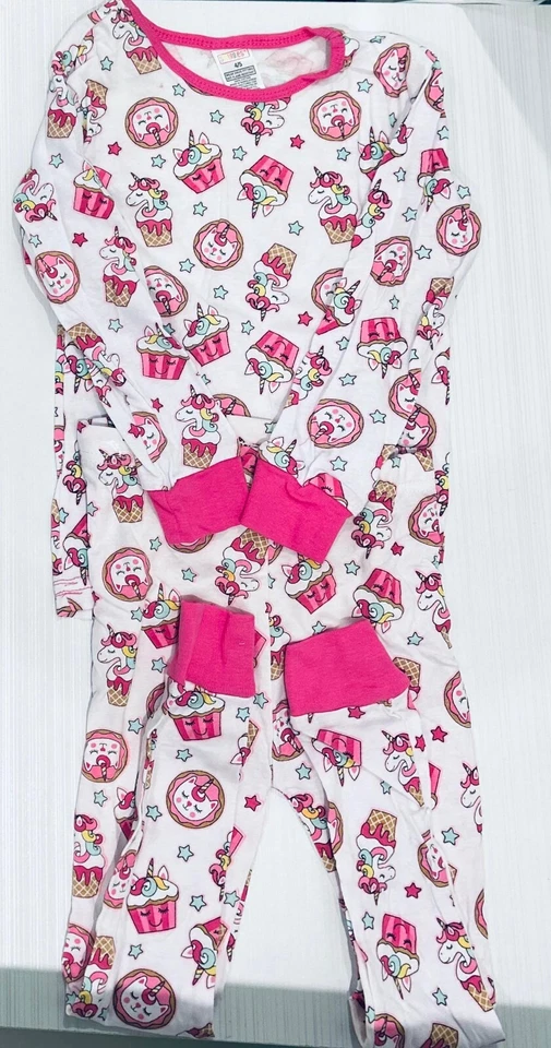 2 件套 PAJAMA 套装 UNICORN DREAMS,女孩尺寸 - 4/5 COTTON PAJAMA 女孩 全新带盒 — 第 1/1 张图片