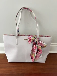 Betsey Johnson Xozaria große hellgraue Beuteltasche Tasche passender Schal - Bild 1 von 12