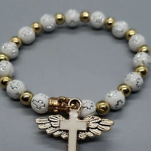 ARMBAND Dehnbar Perlen weiß silberfarbenes Kreuz darauf Kreuz mit Flügeln Charm - Bild 1 von 3